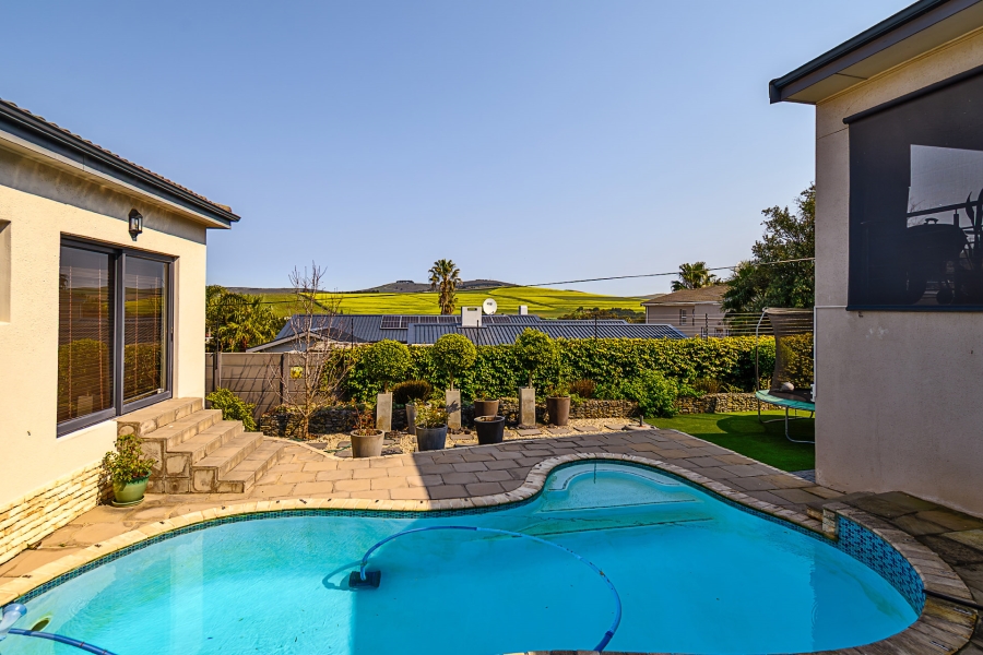 6 Bedroom Property for Sale in Kenridge Heights Western Cape